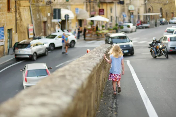 Ung Flicka Utforska Den Berömda Pitigliano Stad Som Ligger Ovanpå — Stockfoto