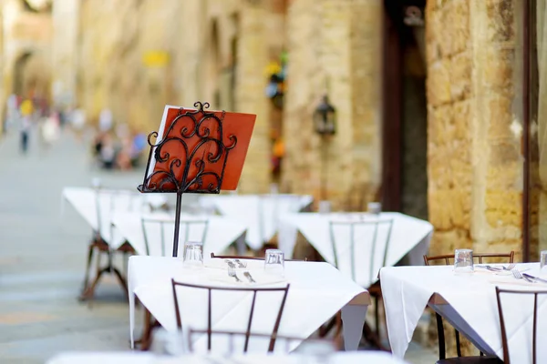 Ortaçağ San Gimignano Tepesindeki Açık Kafeterya Masası Torre Grossa Dahil — Stok fotoğraf