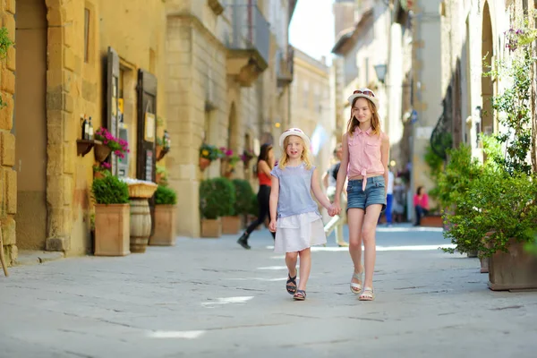 Young Sisters Exploring Pienza Village Located Beautiful Tuscany Valley Known — Stock Photo, Image
