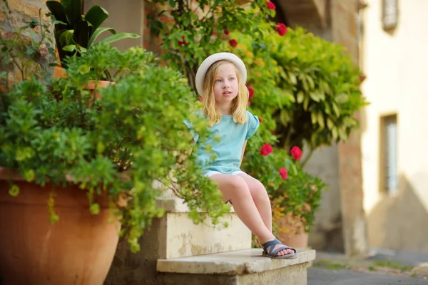 Młoda Dziewczyna Zwiedzająca Stare Wąskie Uliczki Słynnego Miasta Montepulciano Położonego — Zdjęcie stockowe