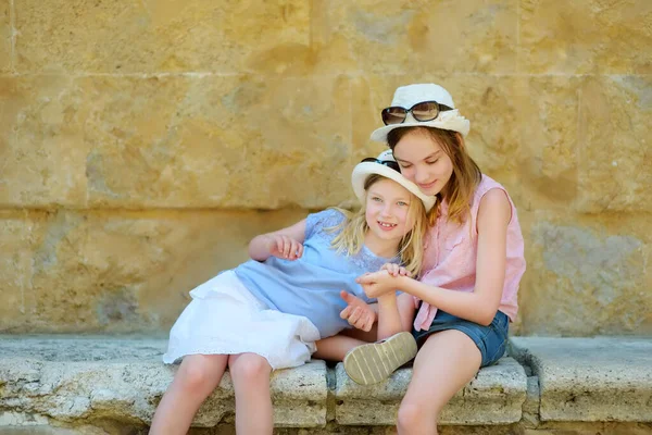 Unga Systrar Utforskar Pienza Som Ligger Den Vackra Toscana Dalen — Stockfoto