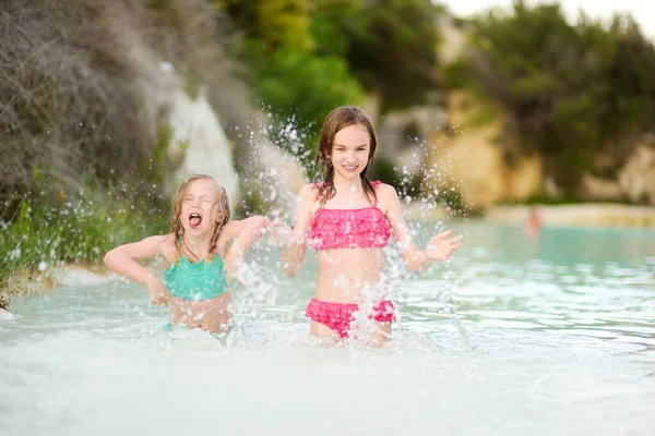 Dos Hermanas Jóvenes Bañándose Piscina Natural Bagno Vignoni Con Aguas —  Fotos de Stock