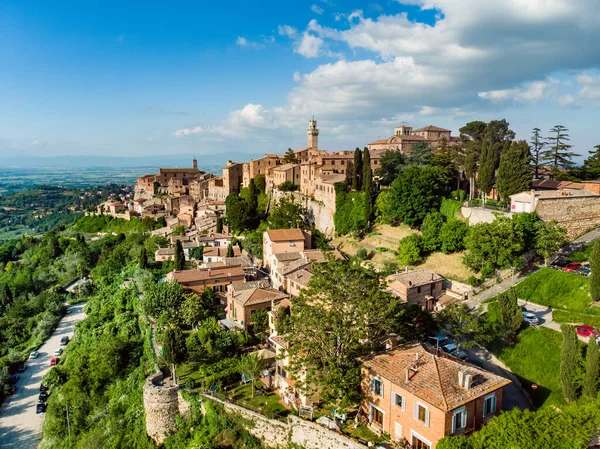 Montepulciano Şehrinin Üzüm Bağlarıyla Çevrili Kireçtaşı Sırtı Üzerindeki Hava Manzarası — Stok fotoğraf
