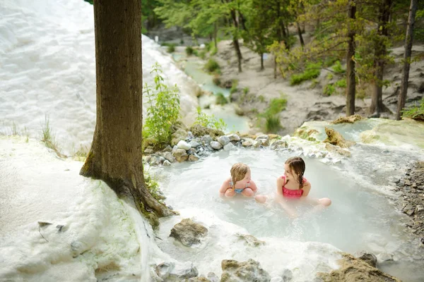 Meninas Tomando Banho Bagni San Filippo Pequena Fonte Termal Contendo — Fotografia de Stock