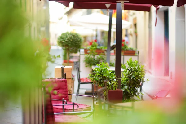 Leerer Restauranttisch Der Mittelalterlichen Straße Von Montalcino Auf Einem Hügel — Stockfoto