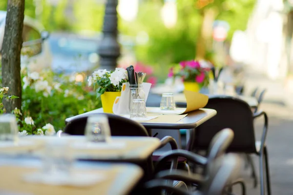 Outdoor Cafe Tafel Het Middeleeuwse Lucca Stad Beroemd Zijn Intact — Stockfoto