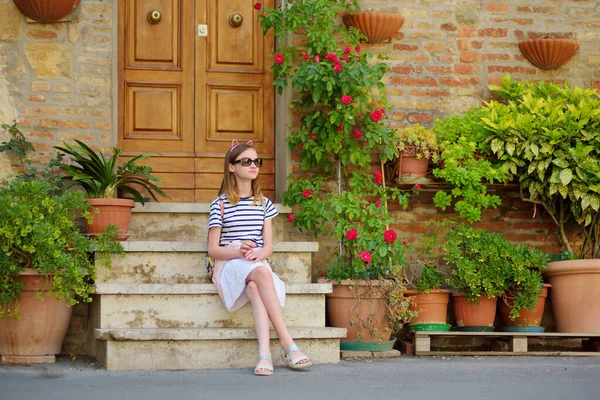 Jeune Fille Explorant Les Vieilles Rues Étroites Célèbre Ville Montepulciano — Photo