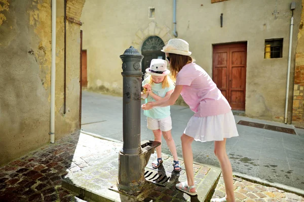 Két Nővér Játszik Ivóvíz Szökőkút Montalcino Város Tetején Található Egy — Stock Fotó