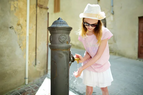 Mladá Dívka Hrající Fontánou Pitné Vody Městě Montalcino Který Nachází — Stock fotografie