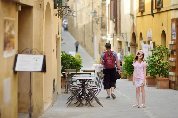 Father Daughter Exploring Montalcino Town Located Top Hill Top Surrounded — Stock Photo, Image
