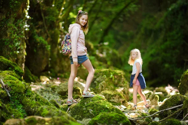 Jonge Meisjes Wandelen Botro Buchi Del Diavolo Rotsachtige Kloof Wandelpad — Stockfoto