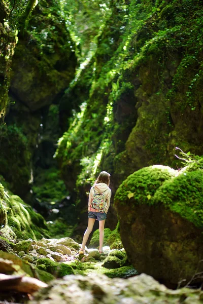 Young Girl Hiking Botro Buchi Del Diavolo Rocky Gorge Hiking — Stock Photo, Image