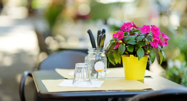 Outdoor Cafe Tafel Het Middeleeuwse Lucca Stad Beroemd Zijn Intact — Stockfoto