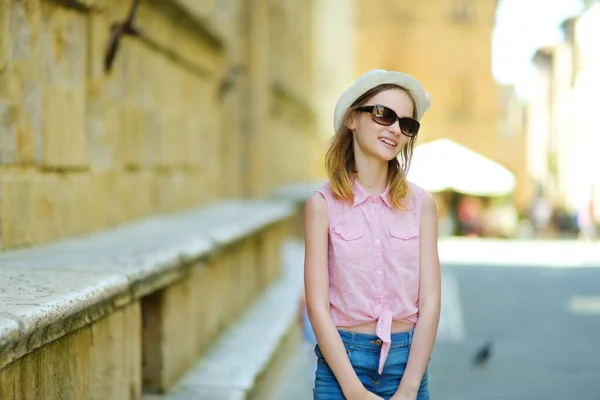 Ung Flicka Utforskar Pienza Belägen Den Vackra Toscana Dalen Känd — Stockfoto