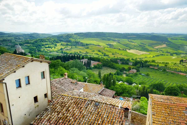 Colinas Verdes Pastagens Toscana Telhados Cidade Montepulciano Localizados Topo Cume — Fotografia de Stock