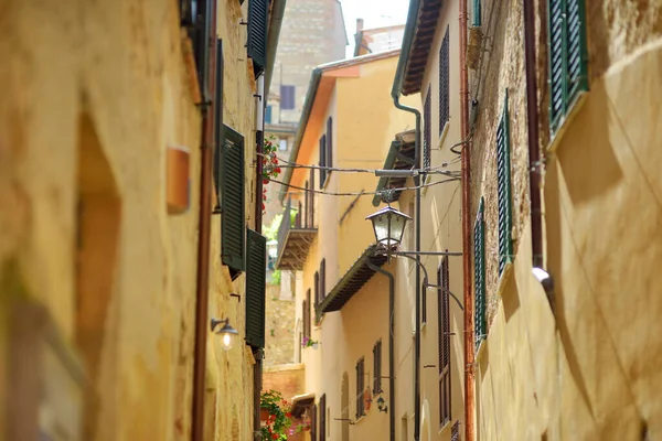 Στενά Παλιά Δρομάκια Της Πόλης Montepulciano Που Βρίσκεται Στην Κορυφή — Φωτογραφία Αρχείου