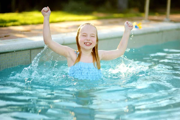 Menina Bonito Divertindo Piscina Exterior Criança Aprendendo Nadar Miúdo Divertir — Fotografia de Stock