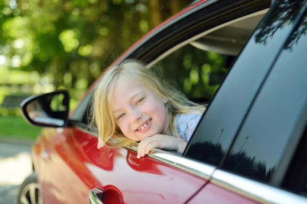 Muchacha Divertida Sacando Cabeza Por Ventana Del Coche Mirando Hacia — Foto de Stock