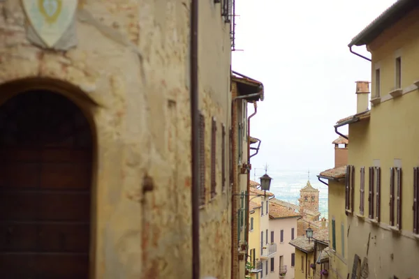 Wąskie Stare Ulice Miasta Montepulciano Położone Szczycie Wapiennego Grzbietu Otoczonego — Zdjęcie stockowe