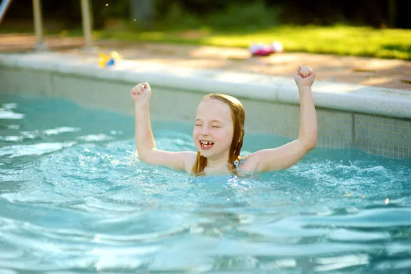 Menina Bonito Divertindo Piscina Exterior Criança Aprendendo Nadar Miúdo Divertir — Fotografia de Stock