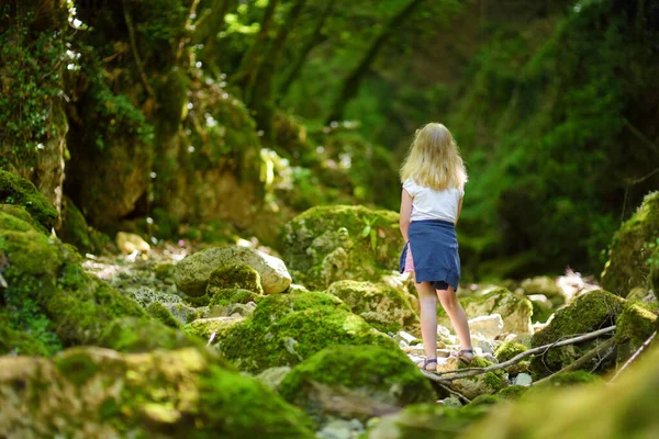 Jonge Meisje Wandelen Botro Buchi Del Diavolo Rotsachtige Kloof Wandelpad — Stockfoto