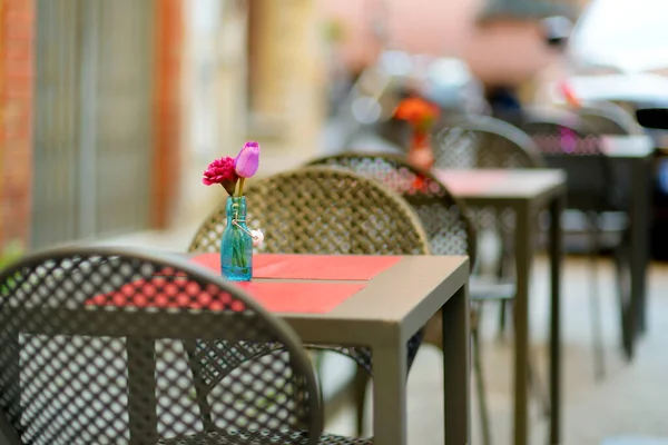 中世のルッカの町で屋外カフェテーブル その無傷のルネサンス時代の都市の壁と非常によく保存歴史的な中心部で有名な イタリアのトスカーナ州ルッカ県 — ストック写真