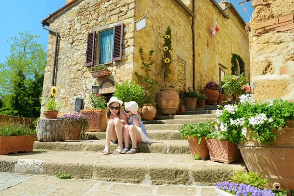 Pienza Gezen Genç Kız Kardeşler Güzel Toskana Vadisinde Yer Alan — Stok fotoğraf