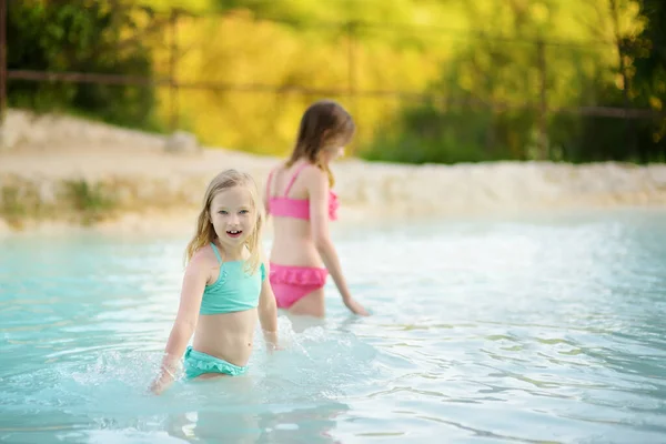 Duas Jovens Irmãs Banhando Piscina Natural Bagno Vignoni Com Água — Fotografia de Stock