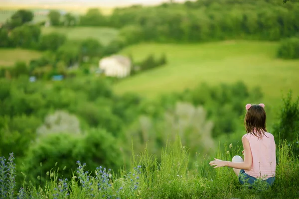 Ein Junges Mädchen Bewundert Den Blick Auf Grüne Felder Und — Stockfoto
