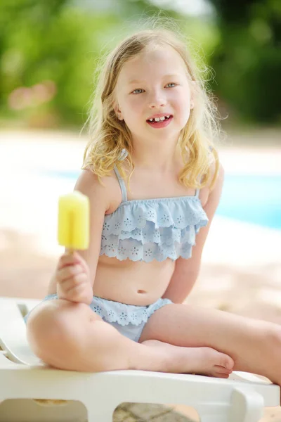Jolie Jeune Fille Maillot Bain Ayant Une Crème Glacée Près — Photo