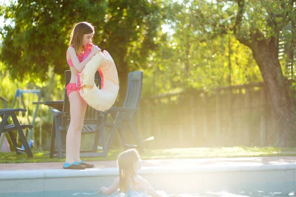 Roztomilé Mladé Dívky Baví Venkovním Bazénu Děti Učí Plavat Děti — Stock fotografie