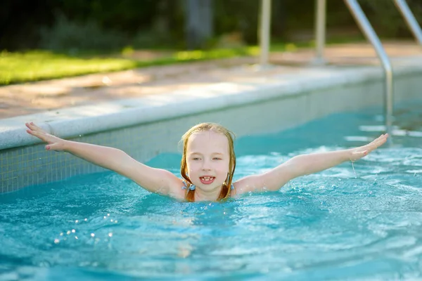 Linda Chica Joven Que Divierte Piscina Aire Libre Niño Aprendiendo — Foto de Stock