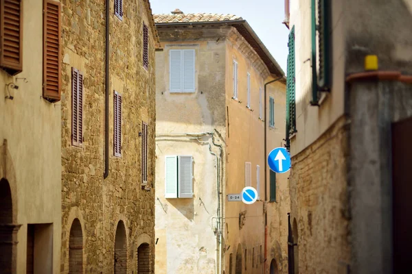 Affascinante Strada Medievale Della Città Montalcino Situata Sulla Sommità Una — Foto Stock