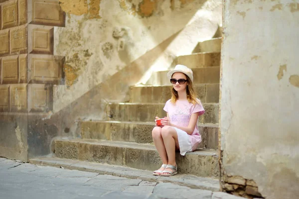 Mladá Dívka Objevující Městě Montalcino Který Nachází Vrcholu Kopce Obklopen — Stock fotografie