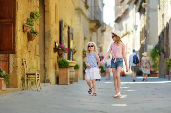 Young Sisters Exploring Pienza Village Located Beautiful Tuscany Valley Known — Stock Photo, Image