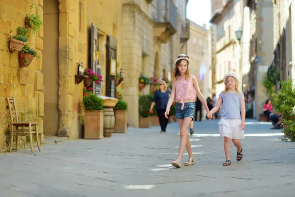 Unga Systrar Utforskar Pienza Som Ligger Den Vackra Toscana Dalen — Stockfoto