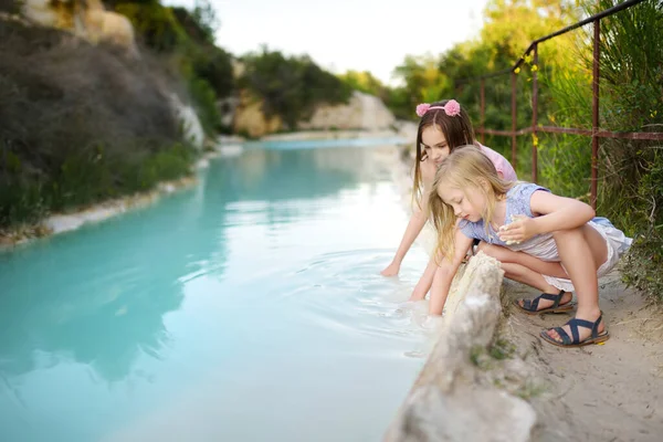 Duas Jovens Irmãs Brincando Piscina Natural Bagno Vignoni Com Depósitos — Fotografia de Stock