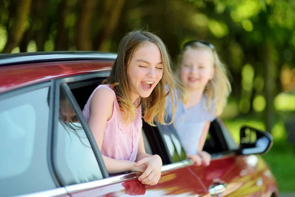 Забавные Молодые Девушки Высовывают Головы Окна Машины Ожидая Дорожного Приключения — стоковое фото