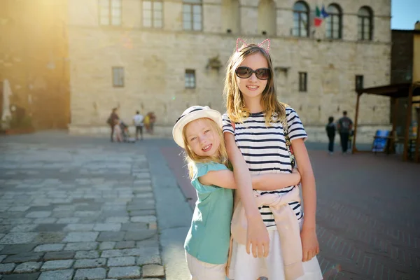 Dvě Sestry Prozkoumávající Staré Úzké Uličky Slavného Města Montepulciano Které — Stock fotografie