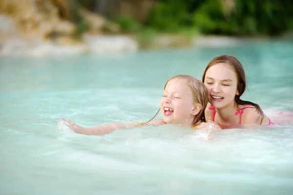 Dos Hermanas Jóvenes Bañándose Piscina Natural Bagno Vignoni Con Aguas —  Fotos de Stock