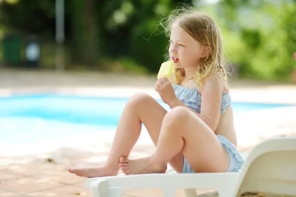 Roztomilá Mladá Dívka Plavkách Zmrzlinou Venkovního Bazénu Dítě Baví Horkém — Stock fotografie