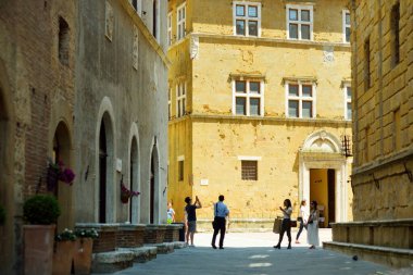 PIENZA, ITALY - 5 Haziran 2019: Pienza sokakları, güzel Toskana vadisinde yer alan ve 'Rönesans' ın ideal şehri olarak bilinen bir köy. UNESCO Dünya Mirası Alanı. Toskana, İtalya.