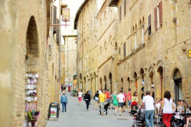 SAN GIMIGNANO, İtalya - 3 Haziran 2019: Torre Grossa da dahil olmak üzere ortaçağ gökdelenleri ile ünlü ortaçağ San Gimignano tepe kasabası. Siena ili, Toskana, İtalya.