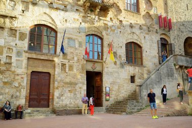 SAN GIMIGNANO, İtalya - 3 Haziran 2019: Torre Grossa da dahil olmak üzere ortaçağ gökdelenleri ile ünlü ortaçağ San Gimignano tepe kasabası. Siena ili, Toskana, İtalya.