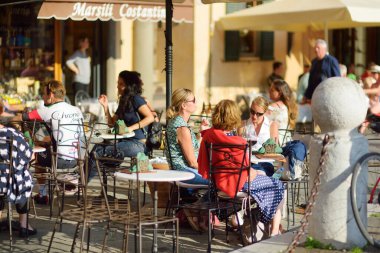LUCCA, İtalya - 4 Haziran 2019: Lucca şehrinin el değmemiş Rönesans dönemi şehir duvarları ve iyi korunmuş tarihi merkezi ile tanınan güzel ortaçağ sokakları. Lucca ili, Toskana, İtalya.