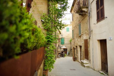 PITIGLIANO, İtalya - 8 Haziran 2019: küçük Kudüs olarak bilinen volkanik tufa sırtı üzerinde yer alan ünlü Pitigliano kasabasının dar eski sokakları. Etrüsk mirası, Grosseto, Toskana, İtalya.