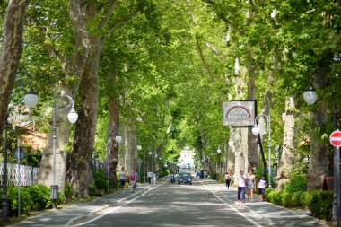BOLSENA, İTALYA - 9 Haziran 2019: İtalya 'nın en büyük gölü Lago Bolsena' nın Lazio, İtalya 'da bulunan Bolsena kentinin kıyılarında yer alan resim tatil beldesi.