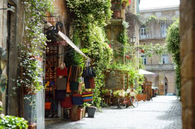 ORVİETO, İTALYA - 11 Haziran 2019: Orvieto 'nun ünlü sokakları, ortaçağ tepe kasabası, Tuff uçurumlarının neredeyse dikey yüzlerinden yükseliyor ve İtalya' daki üzüm bağları ve şaraphaneleriyle çevrili..