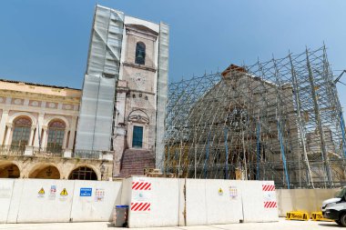 NORCIA, İtalya - 12 Haziran 2019: Norcia, Sibillini Dağları Ulusal Parkı 'nın göbeğinde yer alan ve 2016 yılındaki depremlerden ağır hasar gören bir kasaba. Sismik olaylar sonrasında binalar çöktü.