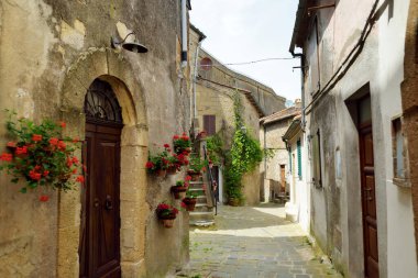 Sorano 'nun dar sokakları. Eski bir ortaçağ kasabası. Lente Nehri' nin üzerindeki bir tüy taşına asılmış. Etrüsk mirası. Grosseto ili, Toskana, İtalya.